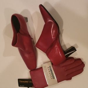 Ankle boots and gloves